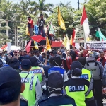 ORASI: Mahasiswa Sidoarjo saat berdemo di depan gedung DPRD Sidoarjo, Rabu (25/9).