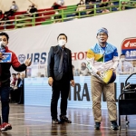 Gubernur Jawa Barat Ridwan Kamil saat mengikuti three point challenge. Ia berhasil memasukkan bola dari luar garis three point. Ia tampak didampingi Azrul Ananda. foto: ist/ bangsaonline.com.