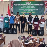 Gubernur Khofifah menyalurkan program zakat produktif bagi para pelaku usaha ultra mikro.