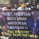 Ratusan karyawan, buruh, purel, serta pekerja seni tempat hiburan malam menggelar aksi damai di areal Balai Kota Surabaya, Senin (3/8/2020) siang. (foto: ist).