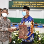 
Kasrem 084/BJ Kolonel Inf H. Sugiyono, S. Sos, M.Si. saat memberikan cindramata kepada Prof Dr Dahlan Iskan. 