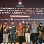 Gubernur Khofifah beserta pejabat terkait ketika menghadiri pembukaan rapat pimpinan dan konsolidasi wilayah dalam penyelenggaraan Pemilu 2024.