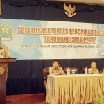 Sumardi Mulyo, Sekretaris DPUPR Kota Malang, saat membuka dan memberikan sambutan acara sosialisasi mekanisme pencairan anggaran 2017 di kantor DPUPR Kota Malang, Selasa (14/11). Foto: IST