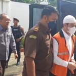 Terdakwa Ferry Irawan saat digiring petugas ke ruang sidang.