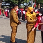 Bupati Gus Yani bersama Wabup Bu Min saat memakaikan jaket kepada para Relawan Nakes Gresik Tangguh. (foto: SYUHUD/ BANGSAONLINE)