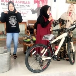 Peserta yang beruntung mendapatkan doorprize sepeda.