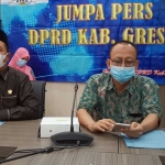 Ketua DPRD Gresik, Much Abdul Qodir, bersama Wakil Ketua DPRD Gresik, Ahmad Nurhamim, menjelaskan tiga raperda prakarsa eksekutif. foto: SYUHUD/BANGSAONLINE