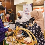 Wali Kota Kediri Abdullah Abu Bakar saat meninjau salah satu stand. foto: ist.