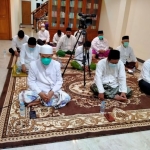 Para kiai peserta salat malam dan istighatsah serta doa bersama untuk bangsa di kediaman Ning Imah, putri Prof Dr KH Asep Saifuddin Chalim, MA, di lingkungan Pondok Pesantren Amanatul Ummah di Siwalankerto Utara Surabaya, tadi malam (Kamis/12/8/2021). foto: BANGSAONLINE.COM