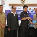 Sekretaris Daerah Kabupaten Kediri, Dede Sujana saat menyerahkan cinderamata usai acara Sosialisasi Permendagri 79 tahun 2018.