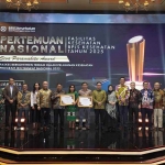 Direktur Utama BPJS Kesehatan, Ghufron Mukti dan jajaran bersama perwakilan penerima penghargaan. (Ist)