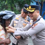 Kapolres Gresik, AKBP Ramadhan Nasution, saat memakaikan helm dalam Operasi Keselamatan Semeru 2026. Foto: Ist