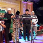 Prof. Mahfud MD mendapat surban hijau tanda kehormatan sebagai keluarga besar Ponpes Sunan Drajat. 