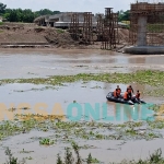 Lokasi penyisiran diperluas hingga Bendungan Babat dengan radius sekitar 55 kilometer dari titik terjadinya musibah. foto: GUNAWAN/ BANGSAONLINE