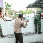 Personel TNI-Polri bahu-membahu membongkar tembok pembatas jalan, buntut perselisihan antara RT 02 Vs RT 03 Kelurahan Mangunharjo, Kecamatan Mayangan, Kota Probolinggo.