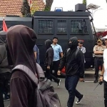 Suasana saat aksi May Day di depan Grahadi, Rabu (5/2). foto: detikcom