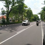 Jalan Raya Darmo Surabaya yang biasanya padat dan macet kini tampak lengang. Foto: MA/BANGSAONLINE.COM