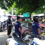 Petugas saat menggelar operasi gabungan di Jl Dr. Sutomo, Kota Probolinggo, Kamis (30/1).