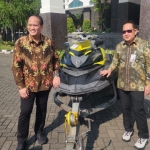 Sekdaprov Jatim, Adhy Karyono saat berfoto bersama jetski yang merupakan hibah rampasan KPK