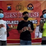 Tersangka Eko saat diamankan petugas di Mapolsek Megaluh. (foto: AAN AMRULLOH/ BANGSAONLINE)