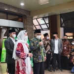 Ketua DPR RI Puan Maharani bersama Ketua Umum PBNU Yahya Cholil Staquf seusai bertemu di kantor PBNU, Jakarta Pusat, Selasa, (15/3/2022). Foto: Rosseno Aji/Tempo.co