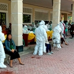 Ratusan ibu hamil sedang mengikuti tes swab gratis di Gelora Pancasila. (foto: ist).