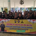 Sesi foto bersama dengan pesilat yang hadir dalam giat Meguru Pesan Damai. Foto: Hendro Suhartono/BANGSAONLINE