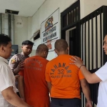 Kedua pelaku saat dimasukkan ke dalam ruang tahanan di Mapolres Gresik. Foto: Ist