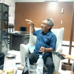 Sekretaris DPRD Lamongan, Pujo Broto Iriawan Putra (tengah)