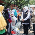 Gubernur Khofifah bersama Wakil Wali Kota Pasuruan Adi Wibowo meninjau distribusi minyak goreng ke Pasar Besar Kota Pasuruan.