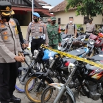 Kapolres Kediri AKBP Lukman Cahyono saat mengecek sepeda motor yang disita. foto: ist.