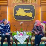 Gubernur Khofifah saat menerima kunjungan kehormatan Konsul Jenderal Jepang di Surabaya, Takonai Susumu.