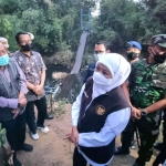 Gubernur Jawa Timur Khofifah Indar Parawansa saat meninjau jembatan gantung yang putus di Desa Kregenan, Kecamatan Kraksaan, Kabupaten Probolinggo.