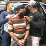 Pelaku saat ditangkap petugas.