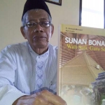 KH Ahmad Mundzir semasa hidup saat menunjukkan buku karyanya.