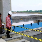 Wakil Bupati Moh Qosim saat mendampingi Menteri PUPR Basuki Hadimulyono mengunjungi BGS beberapa waktu lalu. foto: syuhud/ bangsaonline