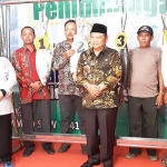 DILELANG: Bupati Saiful Ilah didampingi Plt Kadis Perikanan M Bachruni Aryawan pose dengan juara bandeng kawak, Selasa (12/11) petang. foto: MUSTAIN/ BANGSAONLINE