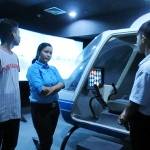 ?Siapapun Bisa mencoba sensasi menjadi pilot selama 15-30 menit di simulator penerbangan ini. foto : nisa/HARIANBANGSA