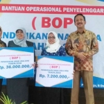 Bupati Ponorogo Ipong Muchlissoni bersama perwakilan PAUD yang menerima bantuan pendidikan.