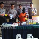 Pelaku dan sejumlah barang bukti miras oplosan. foto: AKINA/ BANGSAONLINE