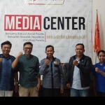 Ketua Bawaslu Kota Kediri, Mansur (tengah), bersama Tim Mappilu PWI Kediri. Foto: Ist