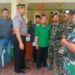 Ansor, TNI dan Polri berkumpul bersama usai beikrar menjaga kerukunan umat beragama di Pendopo Kecamatan Rengel, Tuban. (suwandi/BANGSAONLINE)