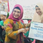 Secara simbolis JKM diserahkan Siti Nur Azizah Ma
