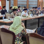 Prof Dr KH Asep Saifuddin Chalim, MA, dan Yandri Susanto saat menjadi pembicara dalam Rapat Kerja (Raker) Yayasan Bai Mahdi Sholeh Ma