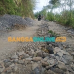 Kondisi proyek peningkatan ruas Jalan Curah Tatal-Telaga-Kacep (R-350) di Kecamatan Arjasa, Situbondo. Foto: SYAIFUL BAHRI/BANGSAONLINE