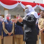 Gubernur Jawa Timur Khofifah Indar Parawansa saat menerima 57 orang lulusan IPDN Angkatan XXVII di Gedung Negara Grahadi, Senin (3/8/2020). foto: ist/ bangsaonline.com