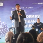 Wali Kota Kediri, Abdullah Abu Bakar, saat membagikan tips sukses dalam Talkshow Inspiratif: Digital Transformasi Pendidikan, Milik Dunia Muda. Foto: Ist