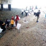 Bersih-bersih pantai Suramadu. 