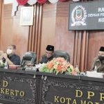 Pimpinan Dewan menyampaikan susunan keanggotaan Panlih Wawali Kota Mojokerto sisa masa jabatan tahun 2018-2023.