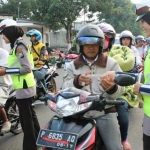 Salah satu sosialisasi dilakukan melalui sebar brosur.